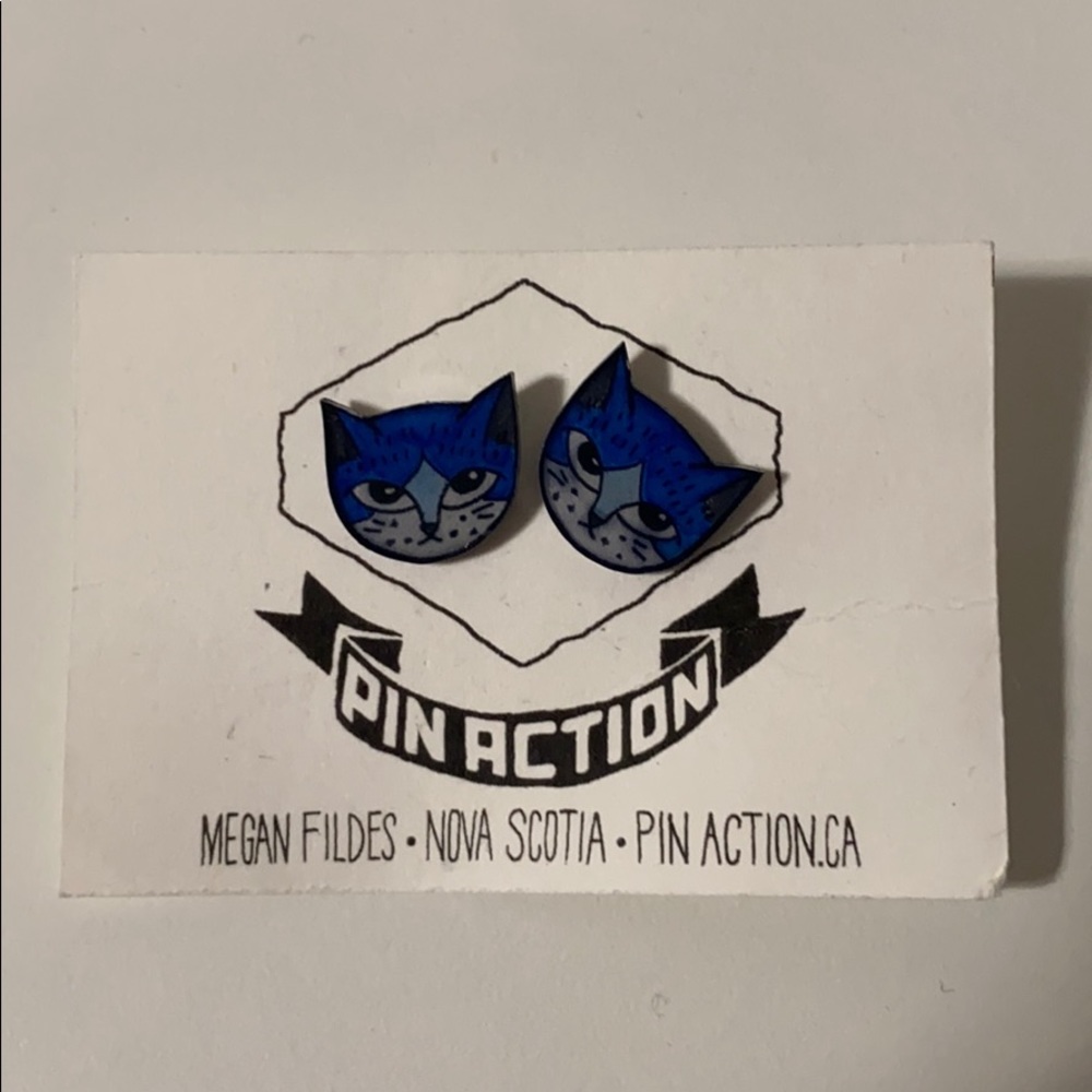 Pin Action blue cat earring